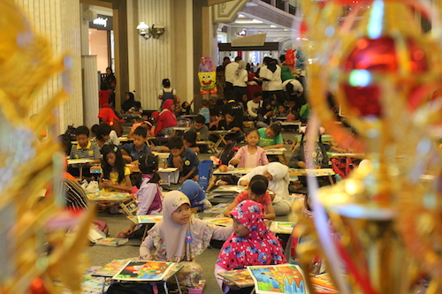 suasana lomba mewarnai dan menggambar saat HUT PMI 71 tahun yang digelar PMI Kabupaten Sleman di Jogja City Mall (2/10) diikuti oleh 205 peserta - foto yan